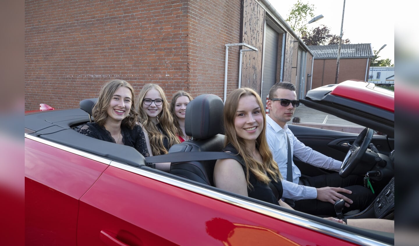 Leerlingen van het Altena College uit Sleeuwijk maken hun entree bij het examengala.
