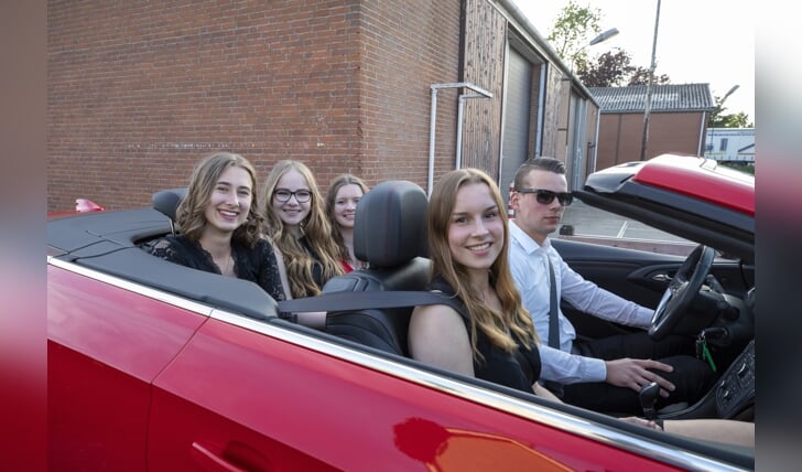 Leerlingen van het Altena College uit Sleeuwijk maken hun entree bij het examengala.