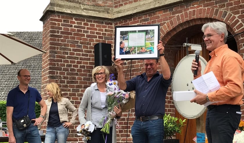 • Jan van de Water met zijn oorkonde.