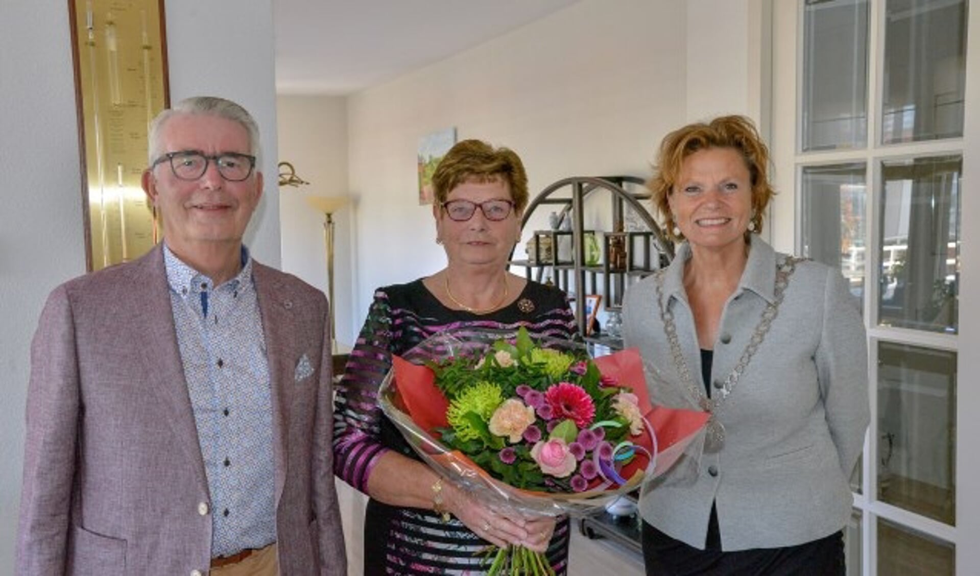 Ook burgemeester Petra van Hartskamp kwam Ad Vendrig en Corrie Vendrig - de Wit feliciteren met hun gouden huwelijksfeest . (Foto: Paul van den Dungen)