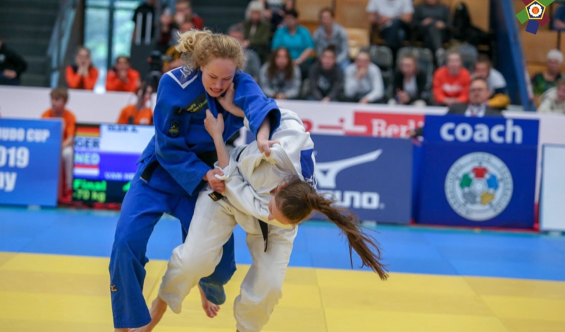 • Yael van Heemst in actie tijdens de Cadet European Judo Cup in Berlijn.