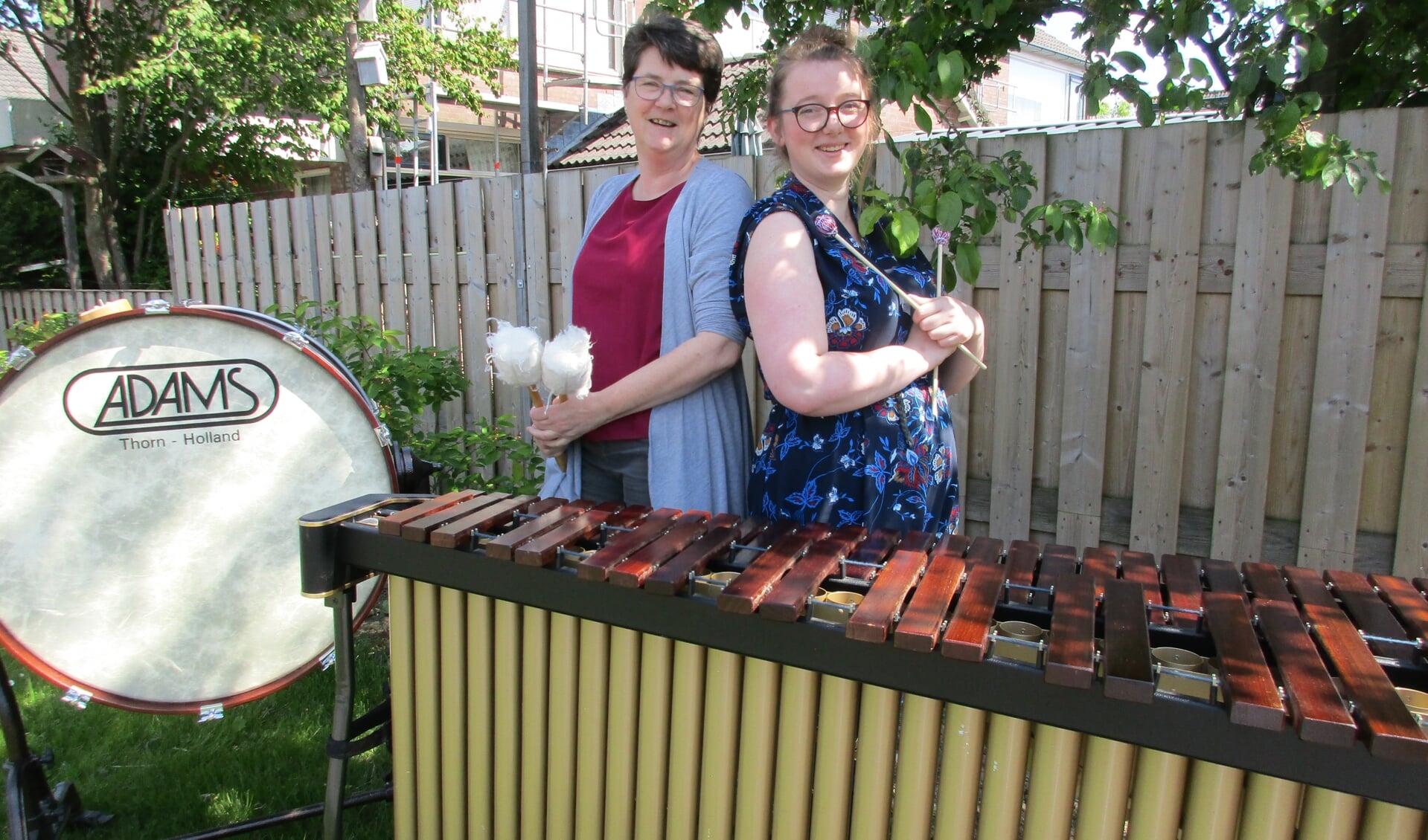 • Joy Jansen (r) en haar tante Mary den Oudsten met de marimba en de grote trom.