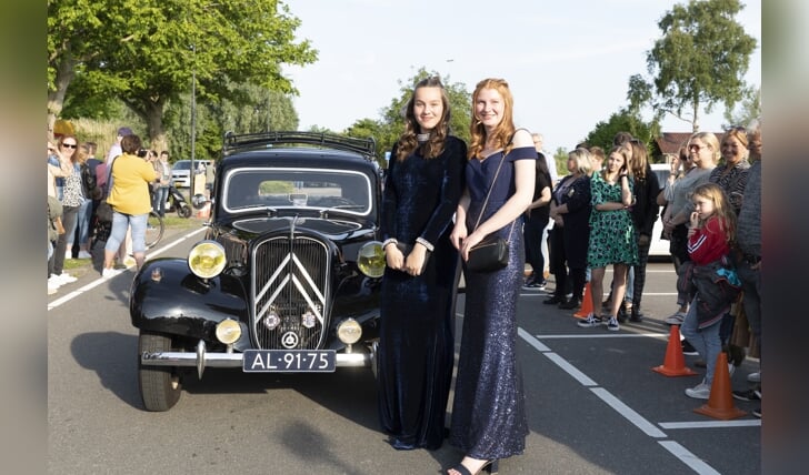 Leerlingen van het Altena College uit Sleeuwijk maken hun entree bij het examengala.