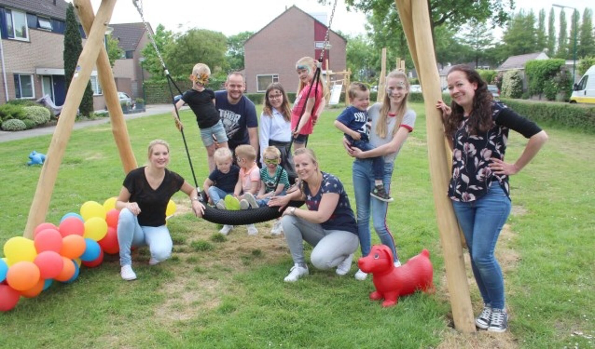 De initiatiefnemers en hun kinderen – omwonenden van het veldje aan de Rietzangerlaan – zijn blij met het speelveld dat ze konden realiseren met geld uit het wijkbudget. (Foto: Lysette Verwegen)