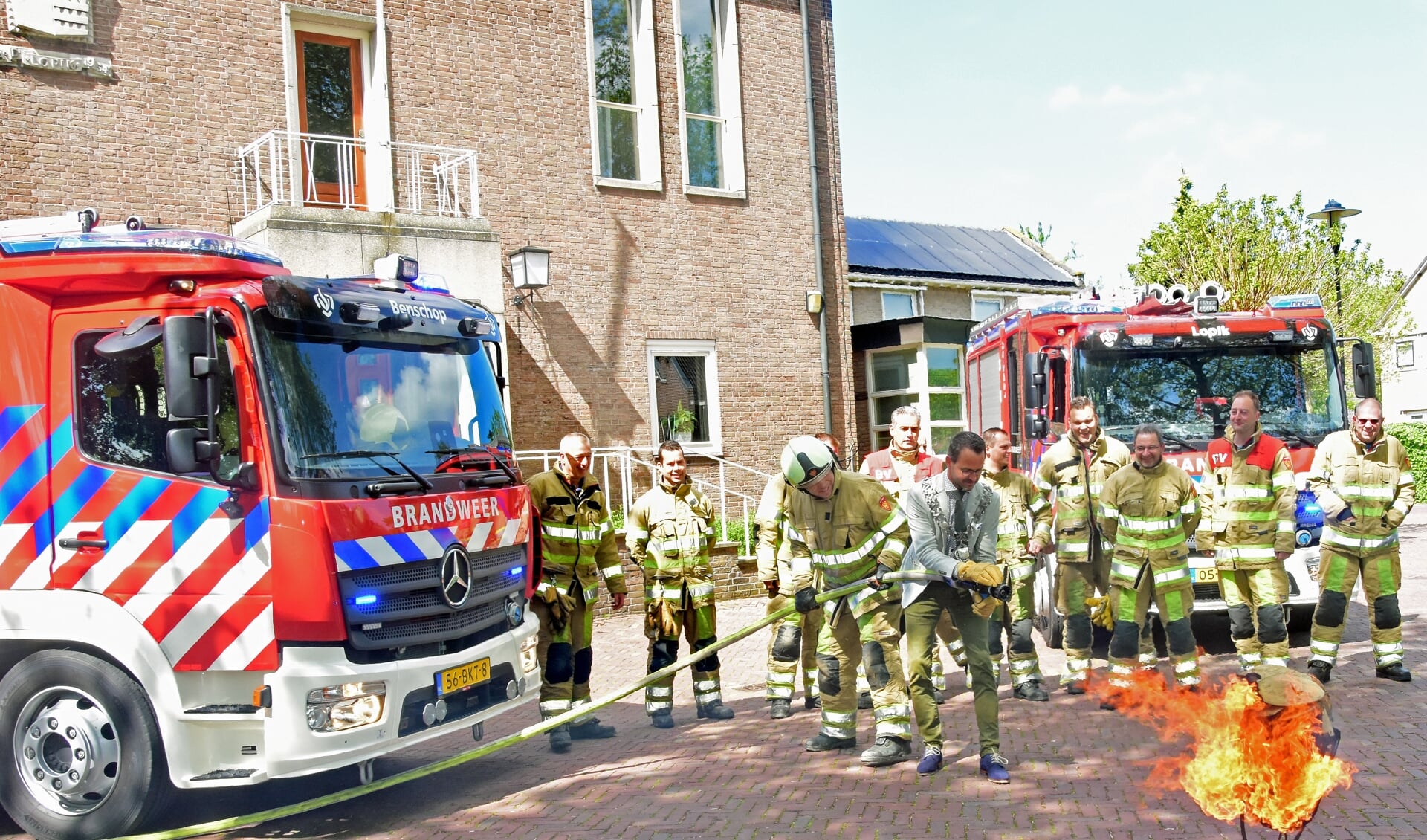 • Burgemeester Laurens de Graaf test de nieuwe brandweerwagen uit.