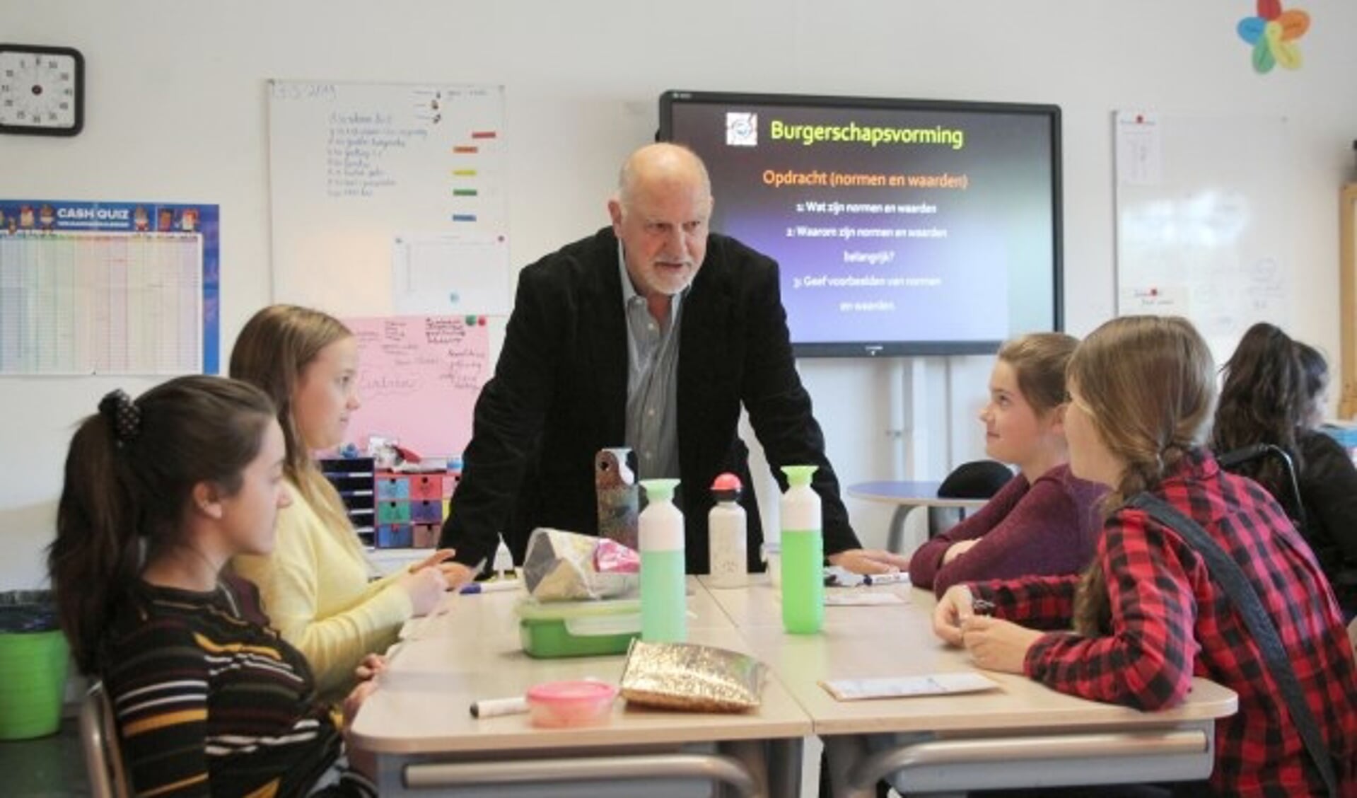 Wim van Esch zet de leerlingen aan het nadenken over burgerschap en alles wat daarmee te maken heeft. (Foto: Lysette Verwegen)