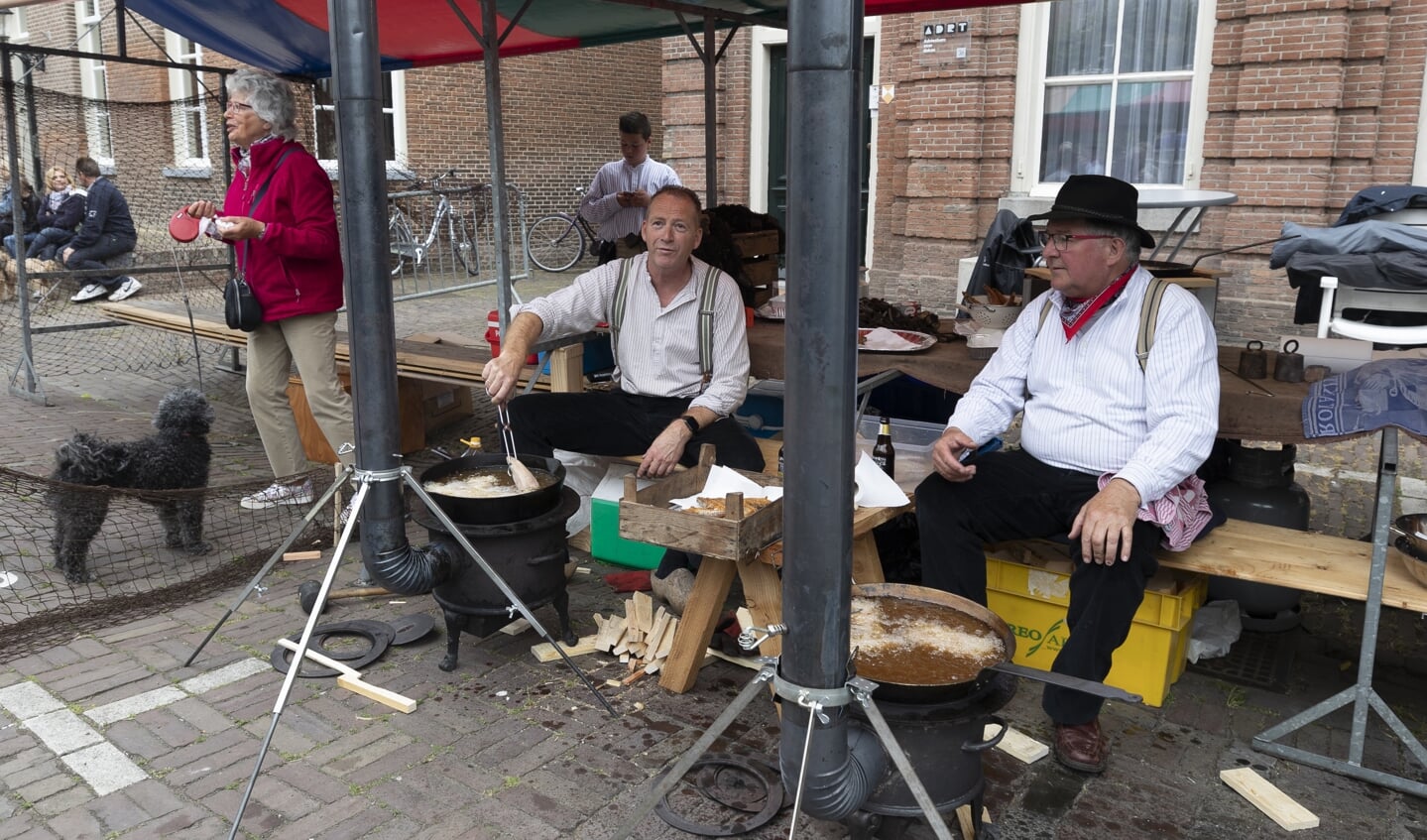 Het Woerkums kampioenschap visbakken trok weer veel mensen naar de Woudrichemse vesting.