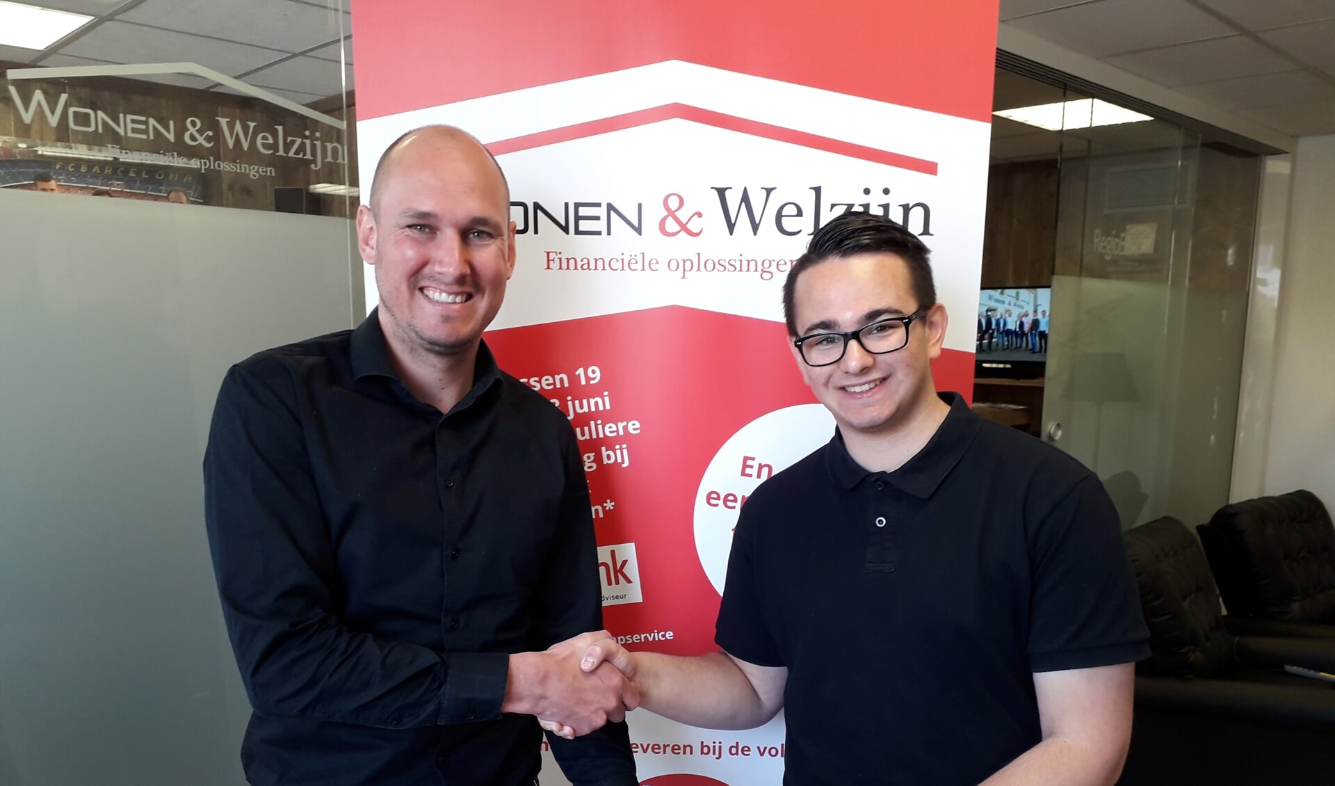 • Yordi Vos geflankeerd door Lennart Veldhuijzen, mededirecteur RegioBank - Wonen & Welzijn, bij ondertekening van het sponsorcontract.