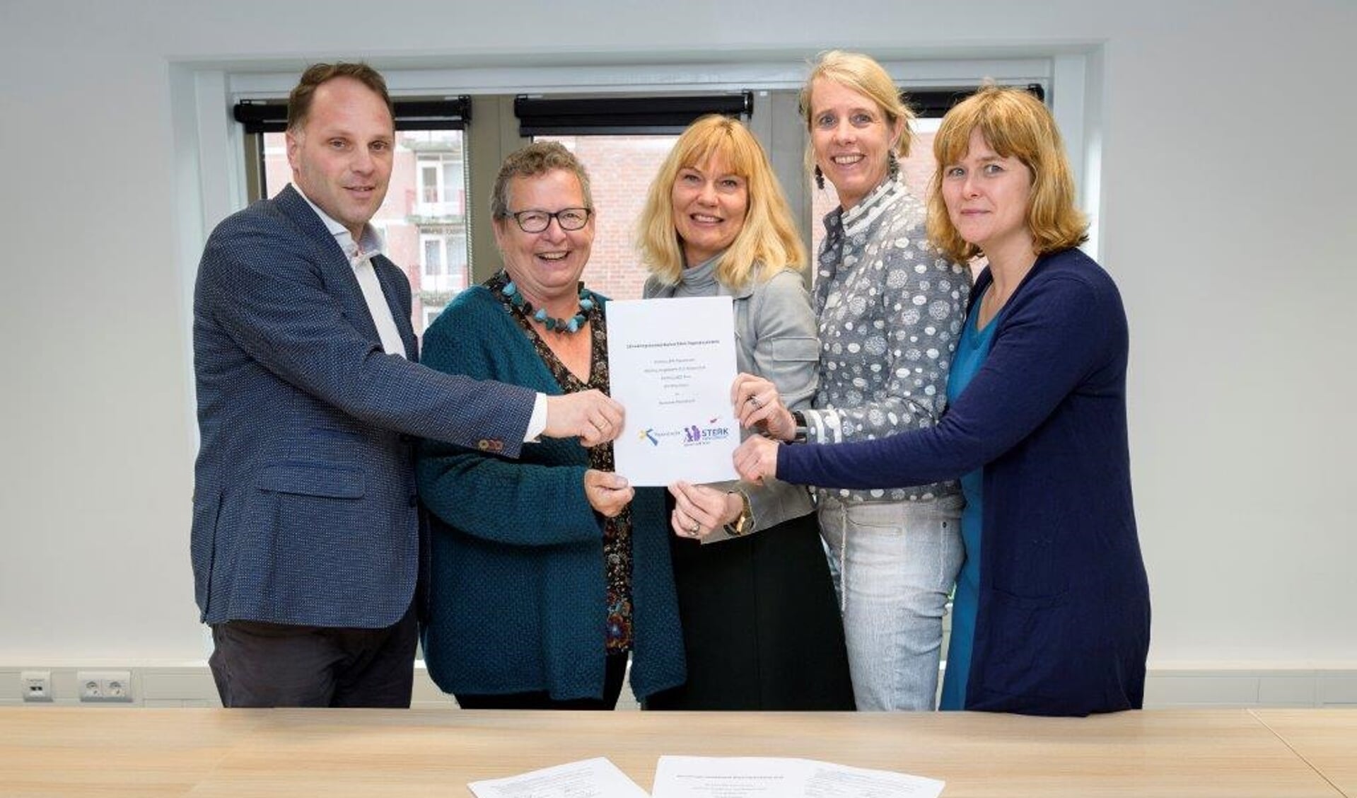 • De ondertekening van de overeenkomst voor Sterk Papendrecht, met wethouder Verver in het midden.