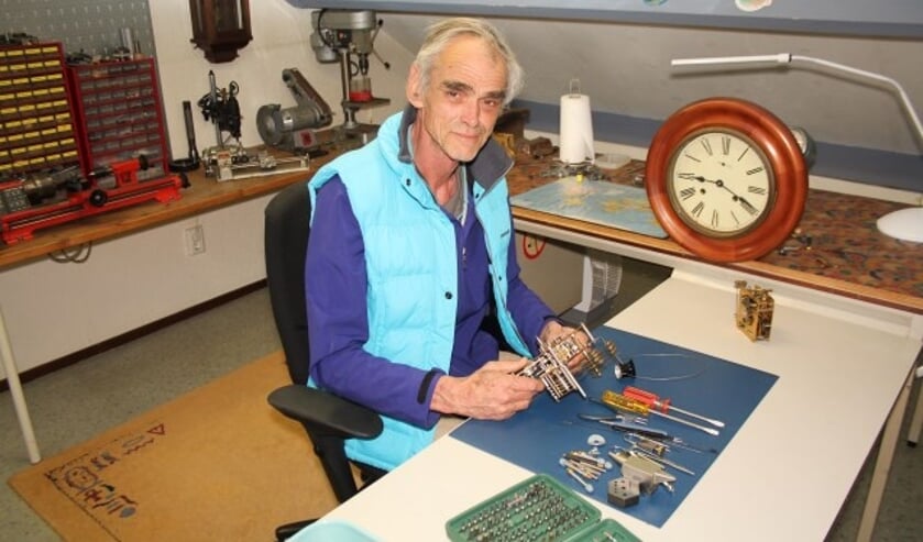 Jacques Wachter aan het werk. Met op de achtergrond de klok waar zijn hobby jaren geleden mee begon. (Foto: Lysette Verwegen)