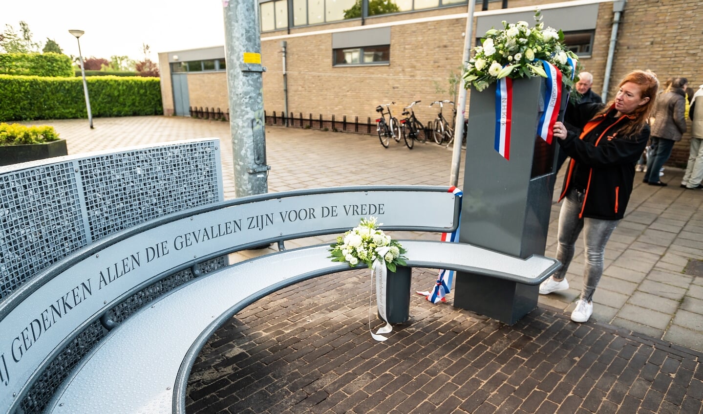 Dodenherdenking met onthulling herdenkingsmonument in Zijderveld