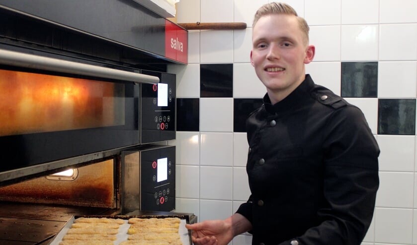 • Luuk Schaper bezig met het maken van luxe koekjes.