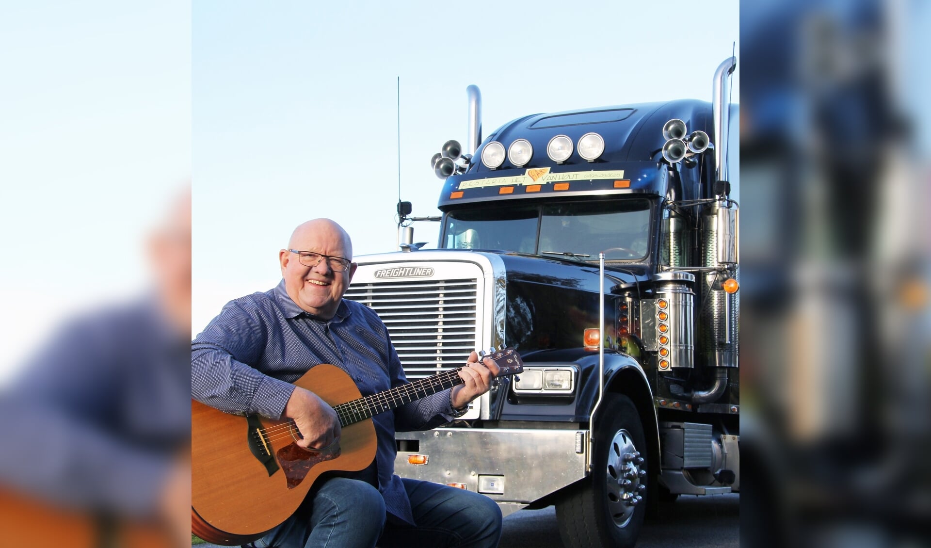 • De zingende vrachtwagenchauffeur Henk Wijngaard treedt op tijdens de Haastrechtse Jaarmarkt. 