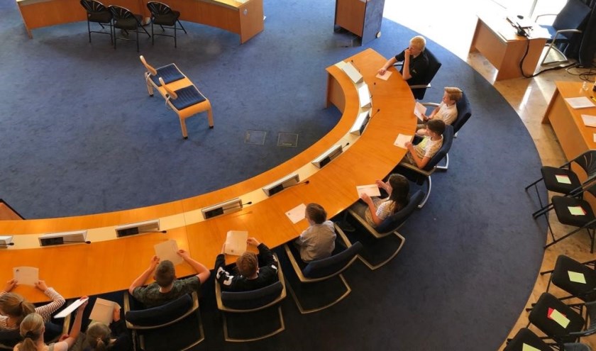 • De leerlingen namen ook plaats in de raadszaal.