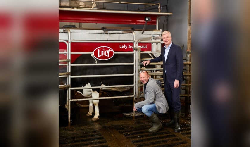 • Karel van den Berg (hurkend) en Alexander van der Lely.