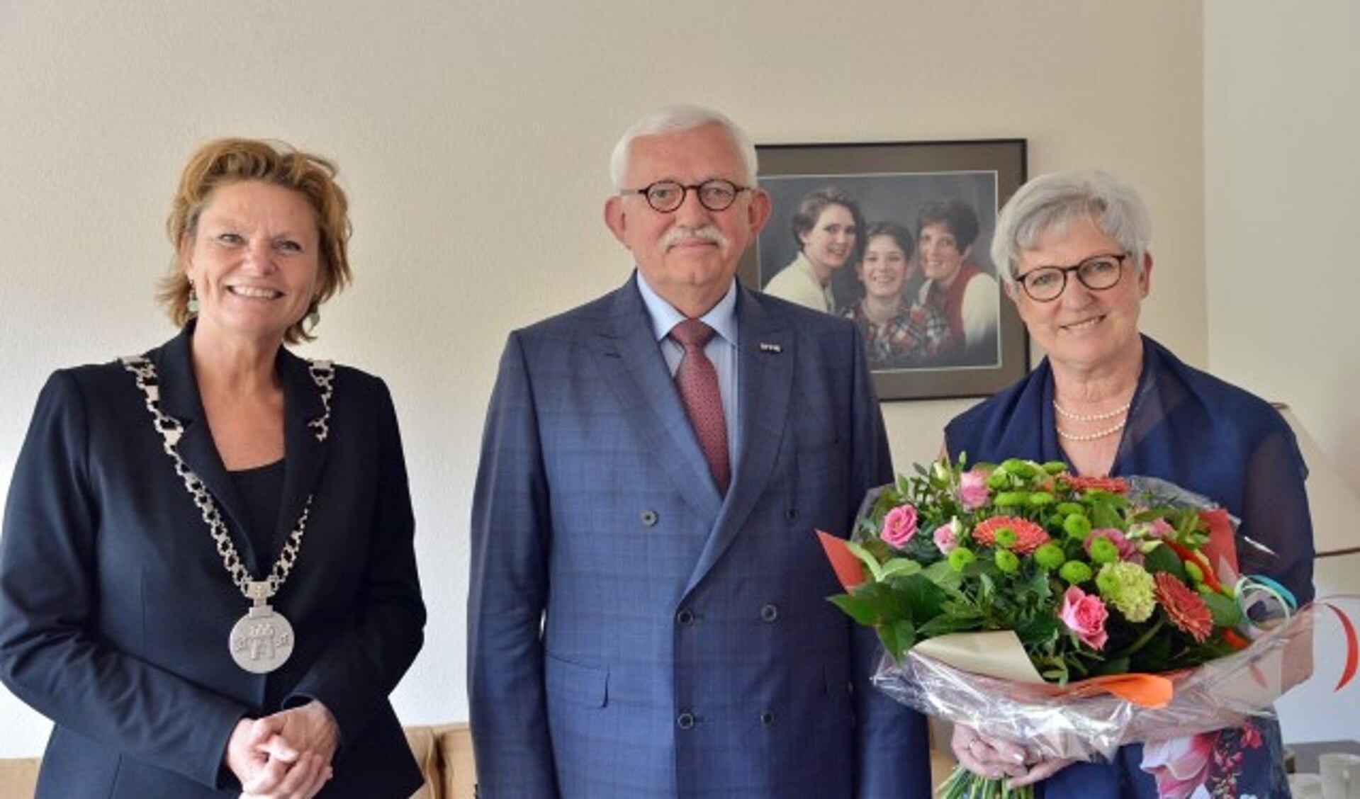 Burgemeester Petra van Hartskamp kwam Co Geelkerken en Gerda Geelkerken-Capel persoonlijk feliciteren met hun 50 jarig huwelijk (Foto: Paul van den Dungen)