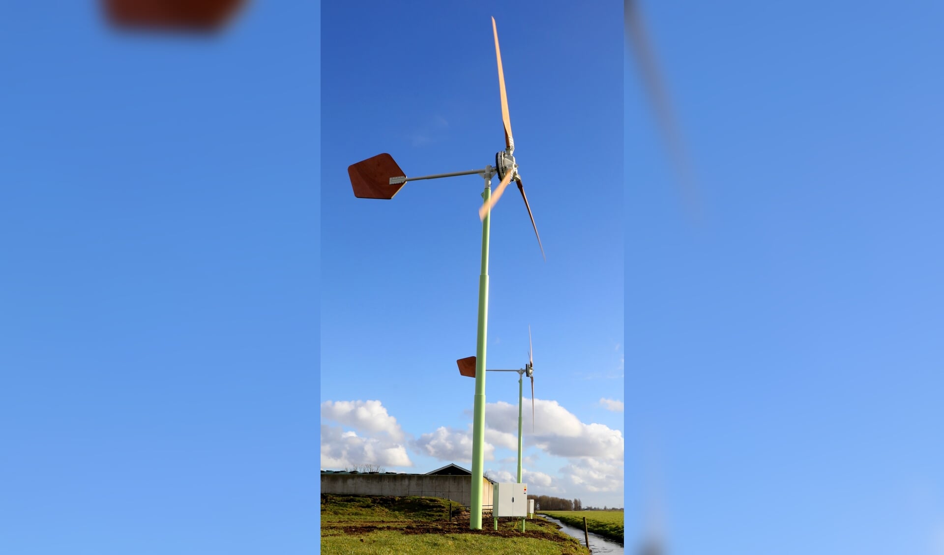• In Streefkerk staat een kleine windturbine die wél aan een ruilverkavelingslint is geplaatst.