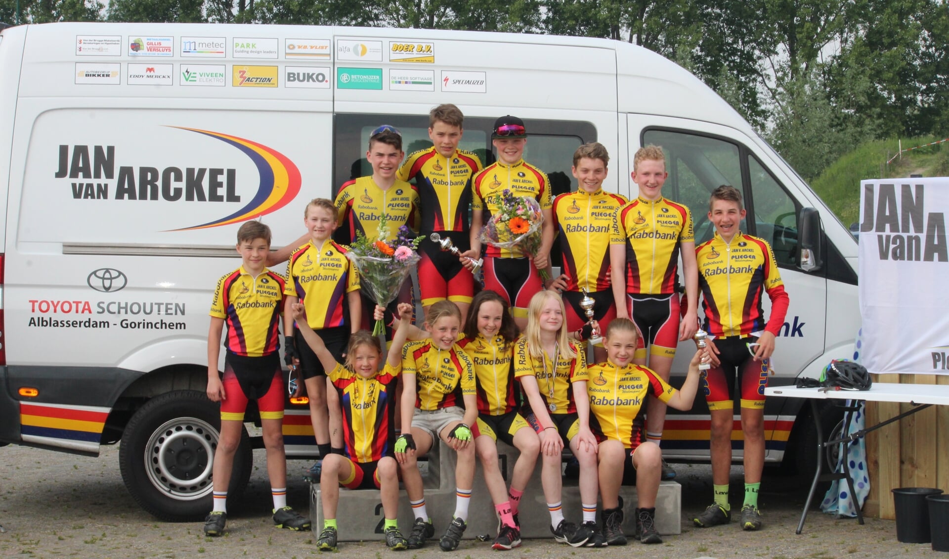Een groepsfoto van de renners van Jan van Arckel.