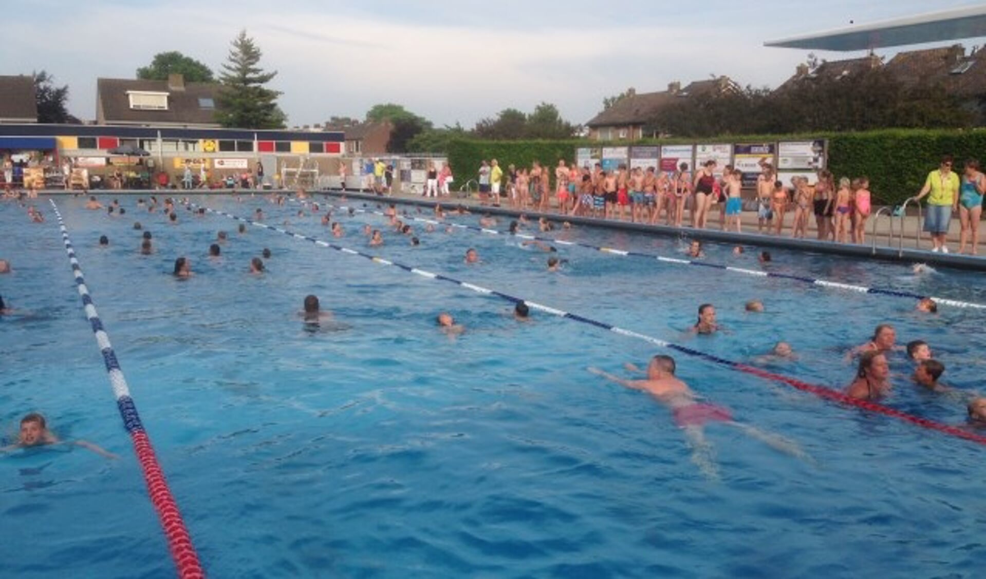 De jaarlijkse Zwem4daagse in het Knopenbad voor jong en oud. Niet alleen sportief, maar ook heel gezellig! (Foto: Knopenbad)