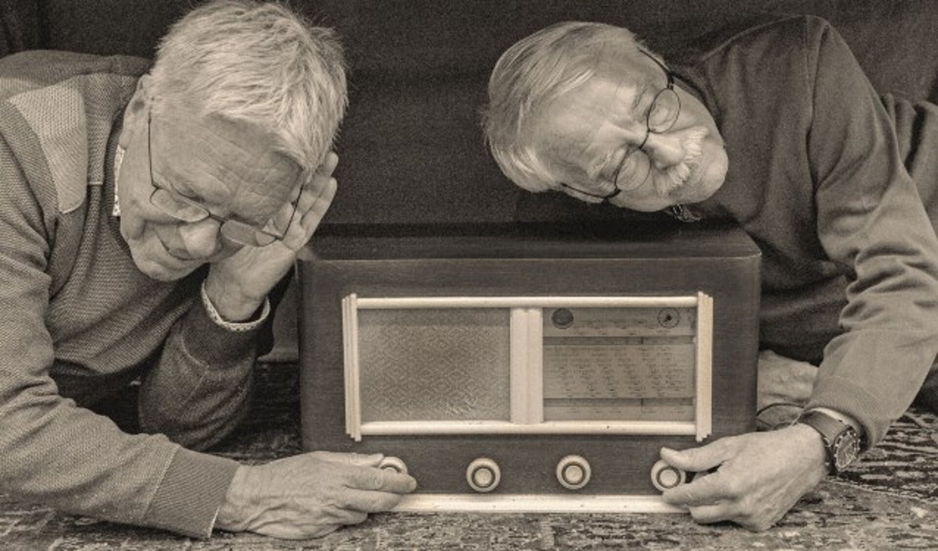 Kees Bazuinen en Bernhard Weber laten zien hoe er tijdens de oorlog stiekem naar de BBC werd geluisterd. (Foto: Paul van den Dungen)