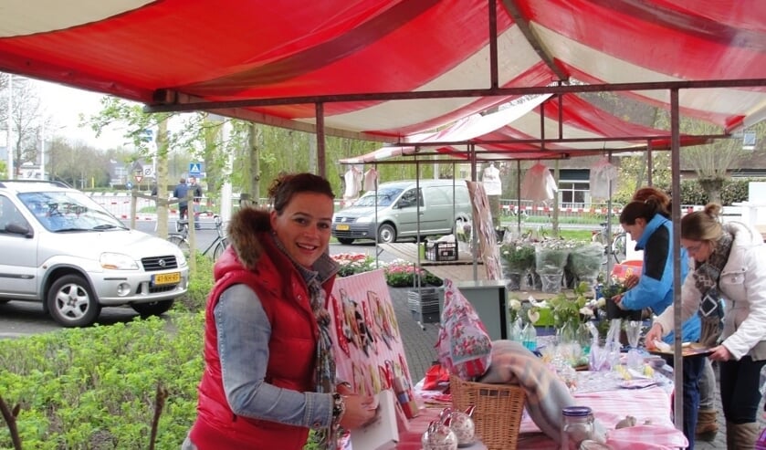 • De rommelmarkt op de parkeerplaats van de Grote Kerk.