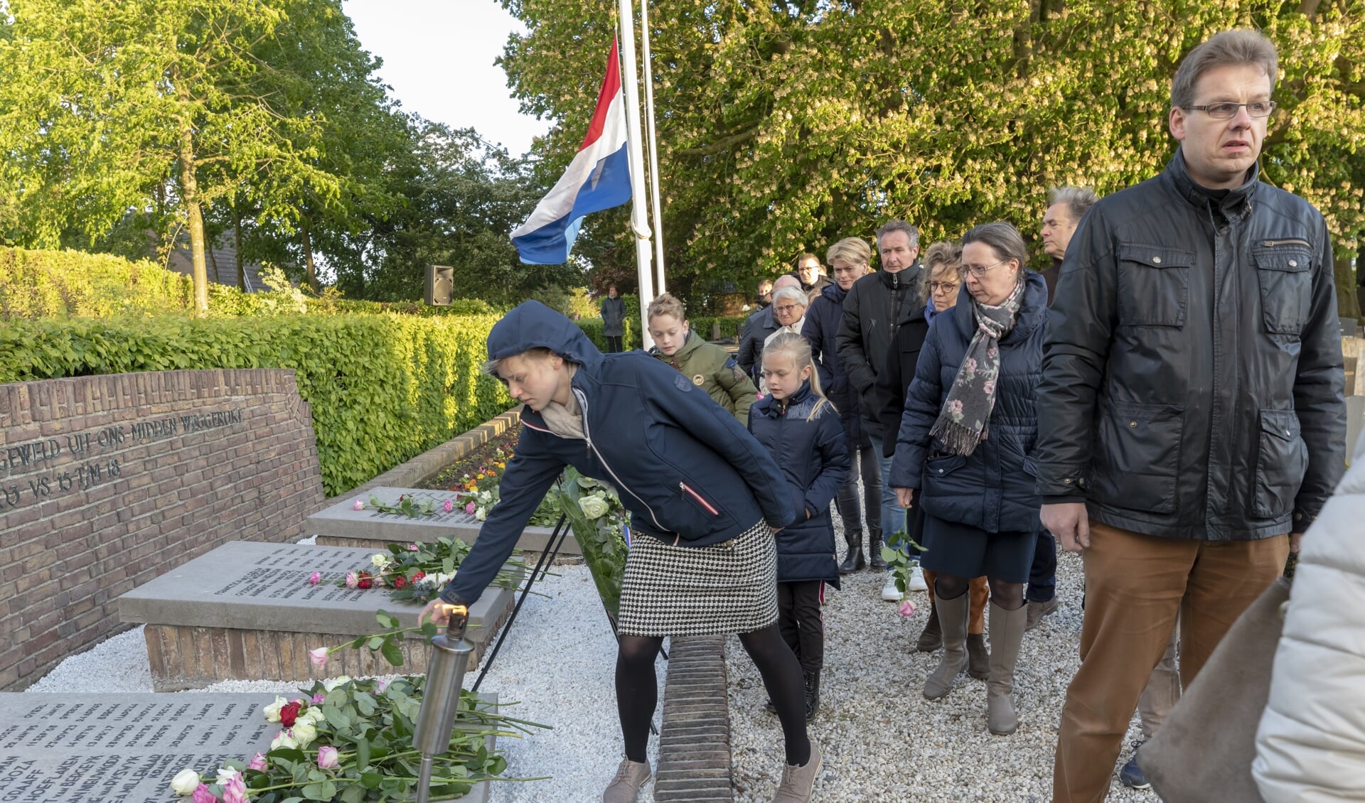• De dodenherdenking in Wijk en Aalburg trok zaterdagavond veel bezoekers.