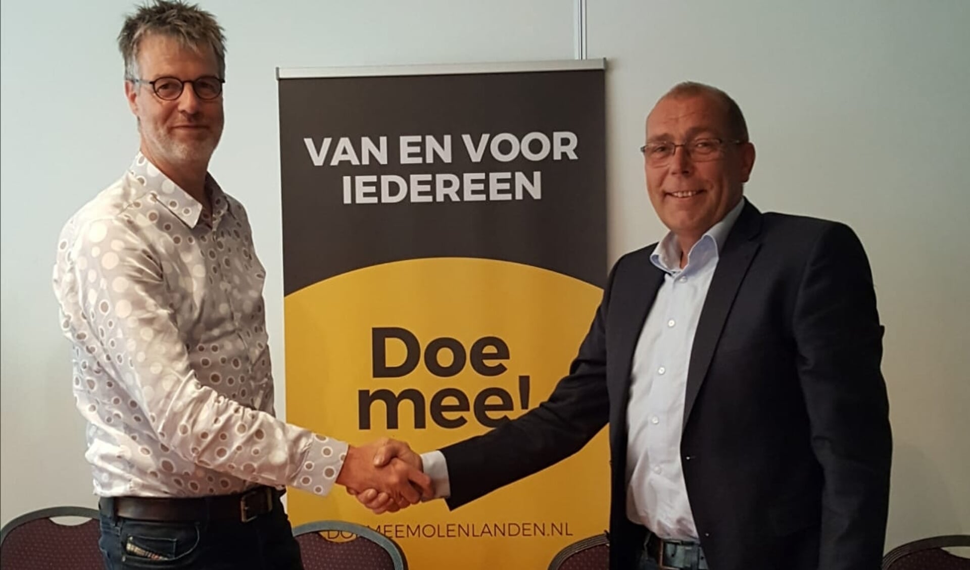 • De symbolische wisseling van de wacht van de scheidende interim-voorzitter Kees de Bruijn (rechts) en Jan  van Heukelum (links).