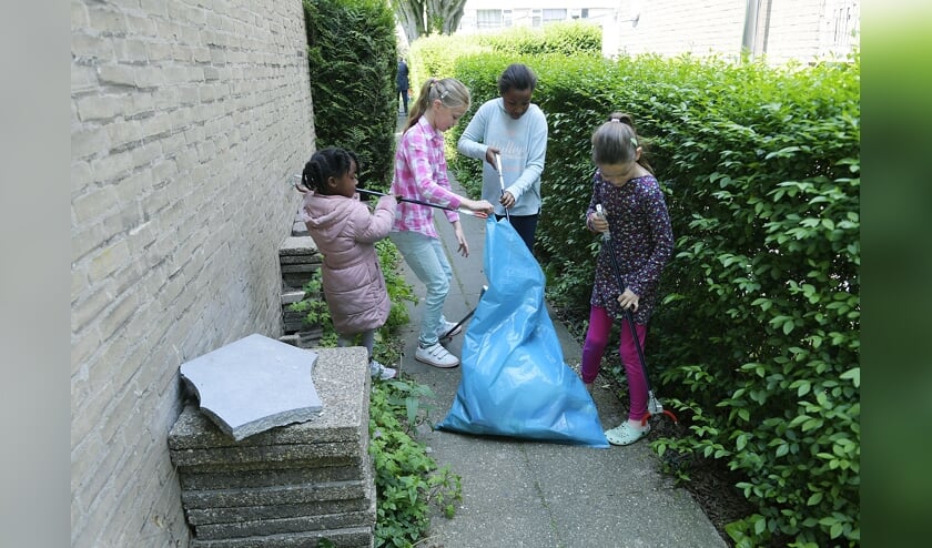 • Tijdens de opfleuractie werd ook de buurt schoongemaakt.