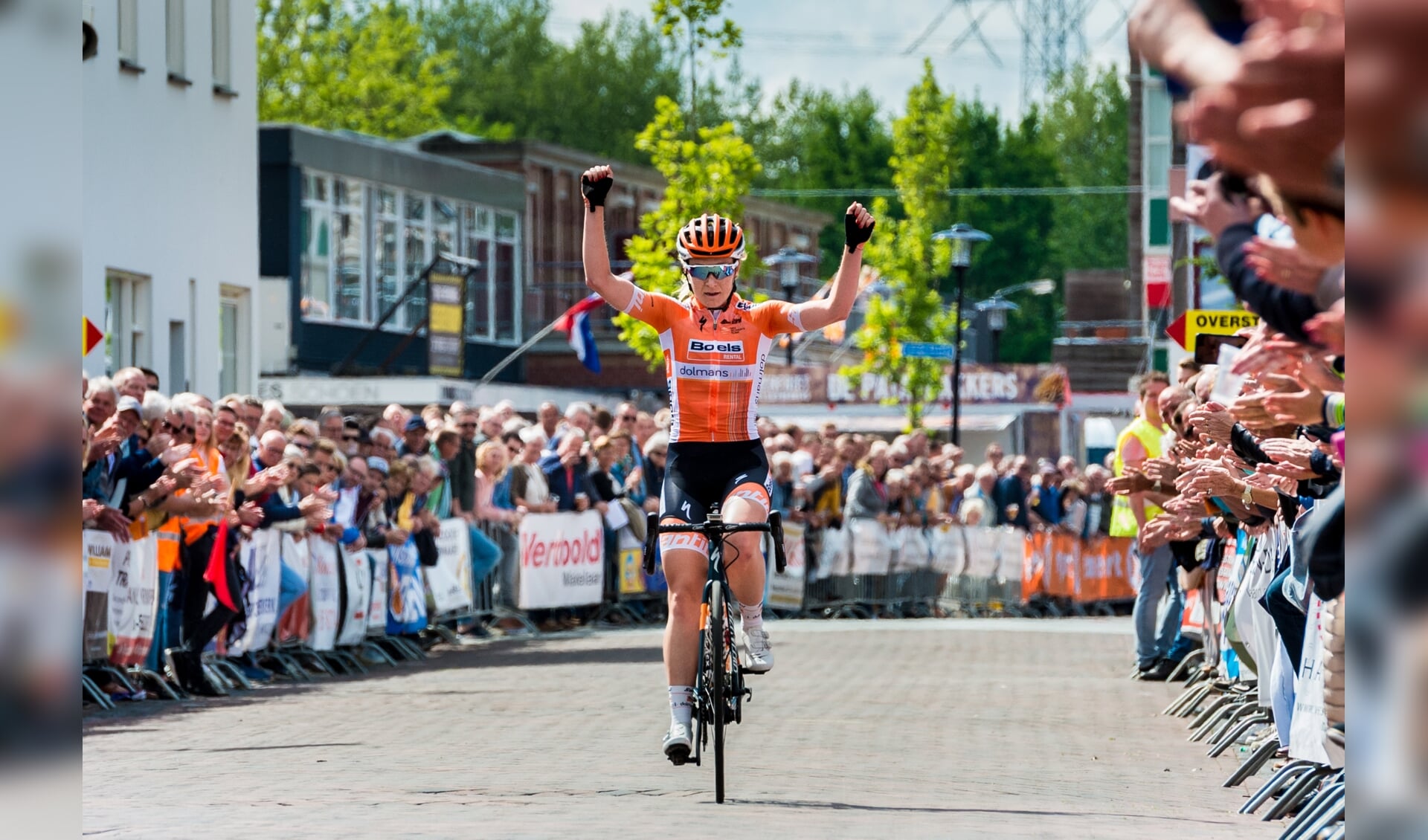 • Amy Pieters komt over de finish tijdens de Ronde van Lekkerkerk van vorig jaar. 