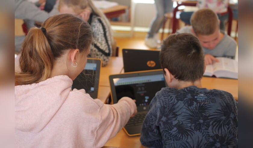 • Groepen 7 en 8 van De Lingelaar werken met ChromeBooks.