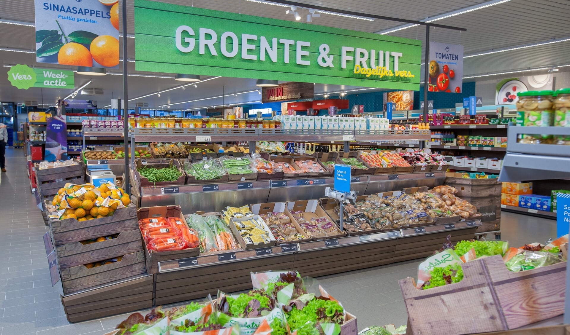 • In de winkel ligt de nadruk op veel verse producten zoals vlees, vis, groente en fruit.