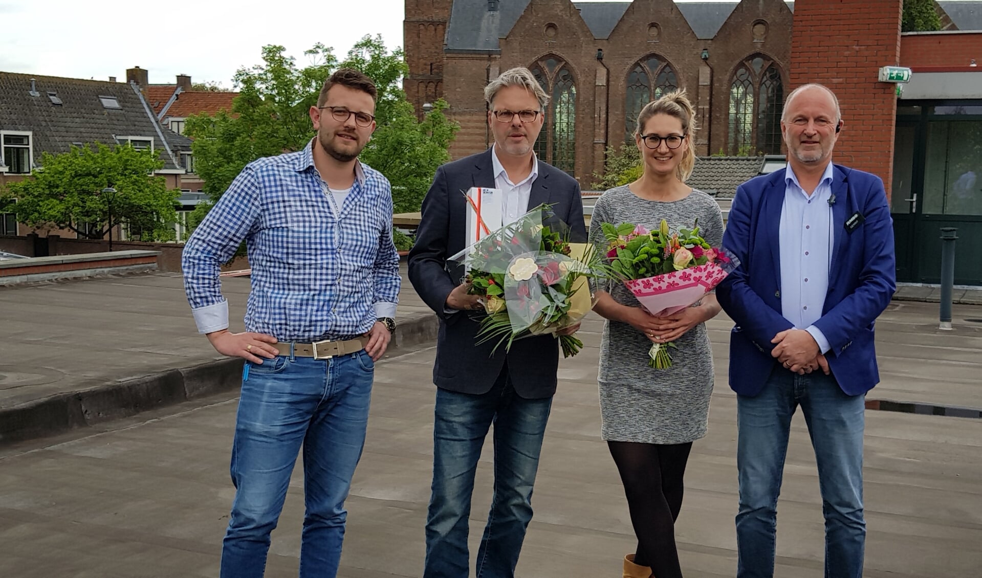 • Niet alleen Hans van Kooten kreeg bloemen, ook inwoonster Danielle Vreeken werd in het zonnetje gezet als dank voor hun inzet voor de koopzondag.