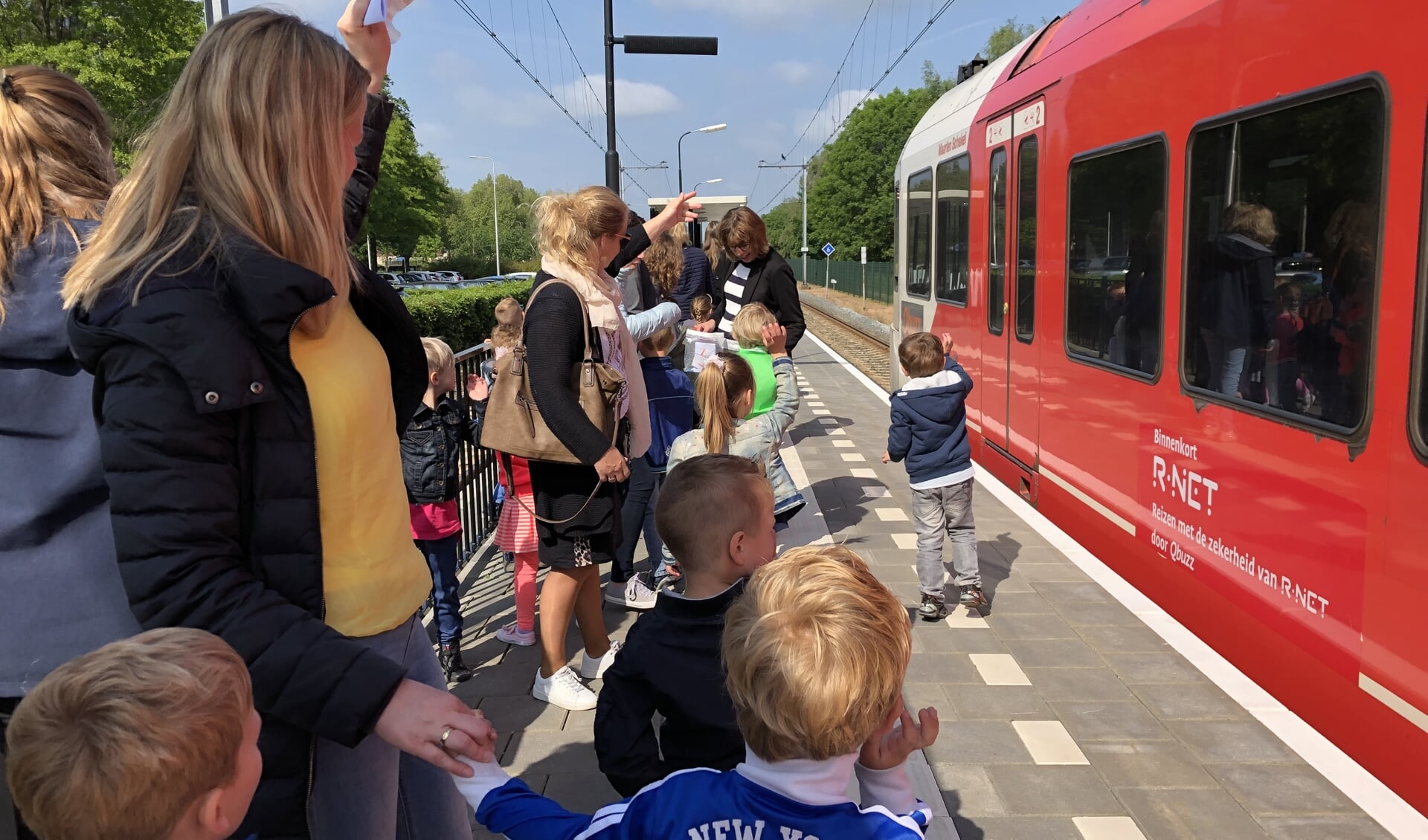 Hellouwse kleuters op station Leerdam