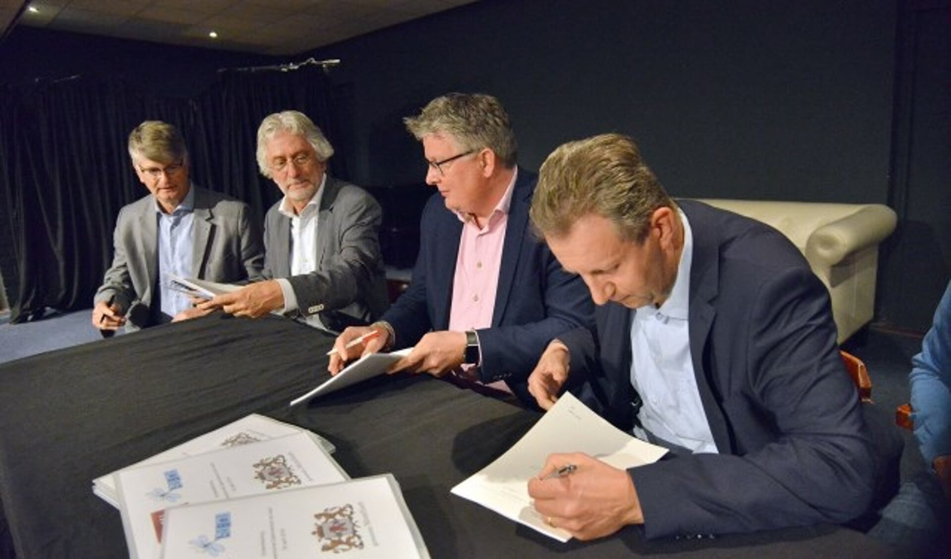 Jur Huizenga en Frans van Petegem (l) van LiBel en John van Echtelt (r) van de SBML ondertekenen met wethouder Jocko Rensen (m) de beheersovereenkomst van De Vaart. (Foto: Paul van den Dungen)