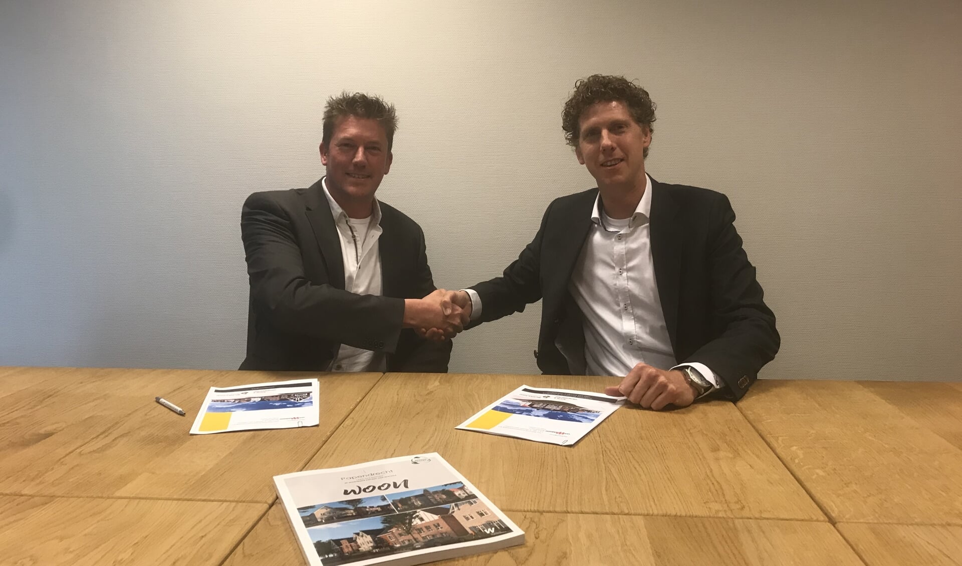 • Projectontwikkelaar Sebastiaan Docters van Leeuwen (van Wanrooij Projectontwikkeling) en Directeur Jos Blokland (Blokland Bouwpartners) bij ondertekening van de realisatieovereenkomst.