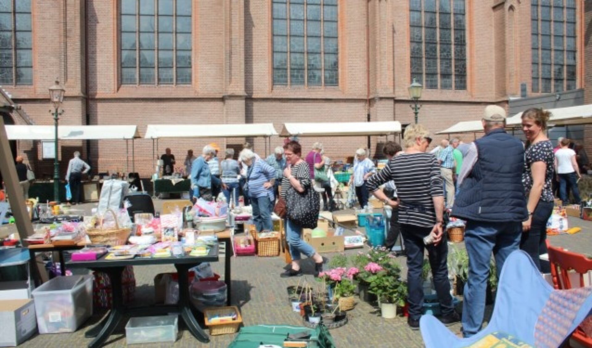 Het was continu gezellig druk op de knusse markt op het kerkplein. (Foto: Lysette Verwegen)