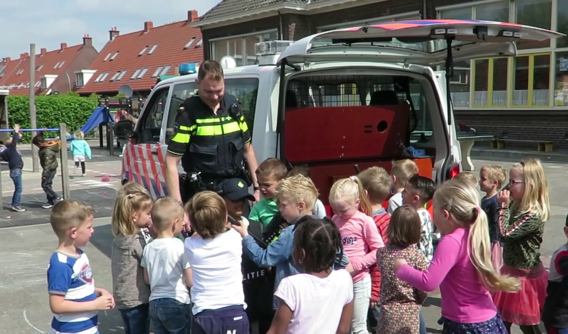 • Politieagent Martin Stam op bezoek bij het Kompas in Alblasserdam.