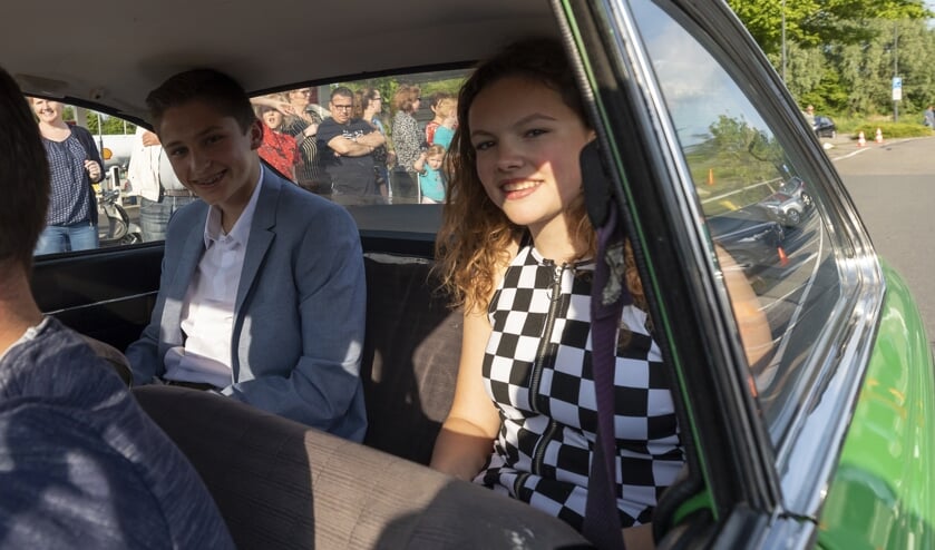 Leerlingen van het Altena College uit Sleeuwijk maken hun entree bij het examengala.
