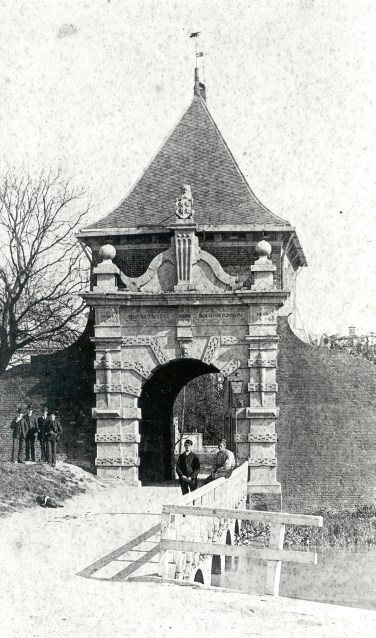 • De bewuste brug voor de Veerpoort, toen deze nog in gebruik was. Eén van de gewelven is vernield.