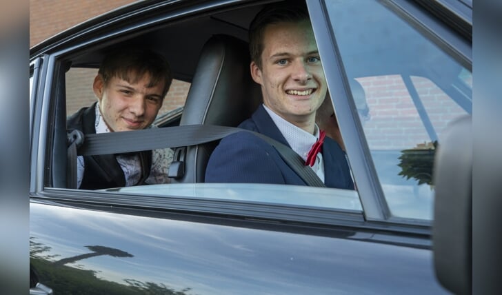 Leerlingen van het Altena College uit Sleeuwijk maken hun entree bij het examengala.