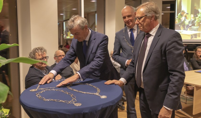 Oud-burgemeesters Fons Naterop van Aalburg en Yves de Boer van Werkendam leverden begin januari hun ambtsketen in bij waarnemend burgemeester van Altena Marcel Fränzel.