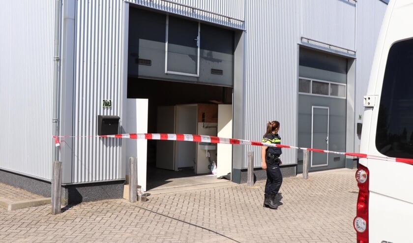 Bij een pand in Nieuwendijk werd woensdag een grote hoeveelheid drugs gevonden.