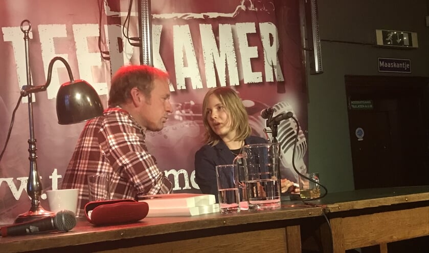 Jan van Mersbergen in gesprek met Marieke Lucas Rijneveld tijdens het literair café.