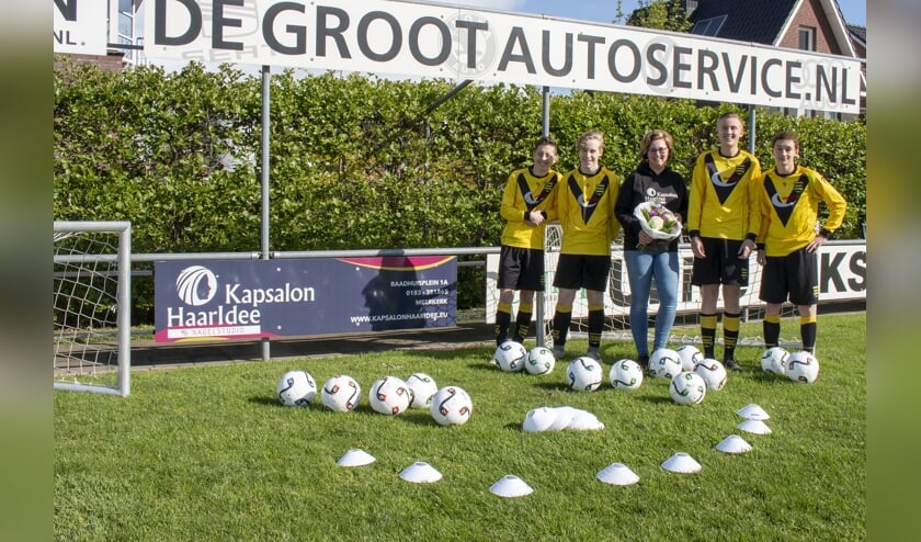 • De overhandiging van het trainingsmateriaal aan sv Meerkerk.