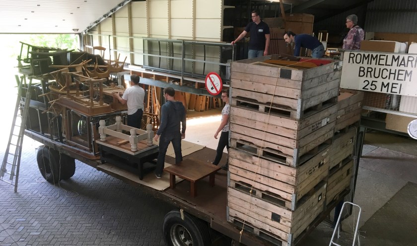 • De schuur staat nu nog vol. Vrijdag worden de kramen ingericht.