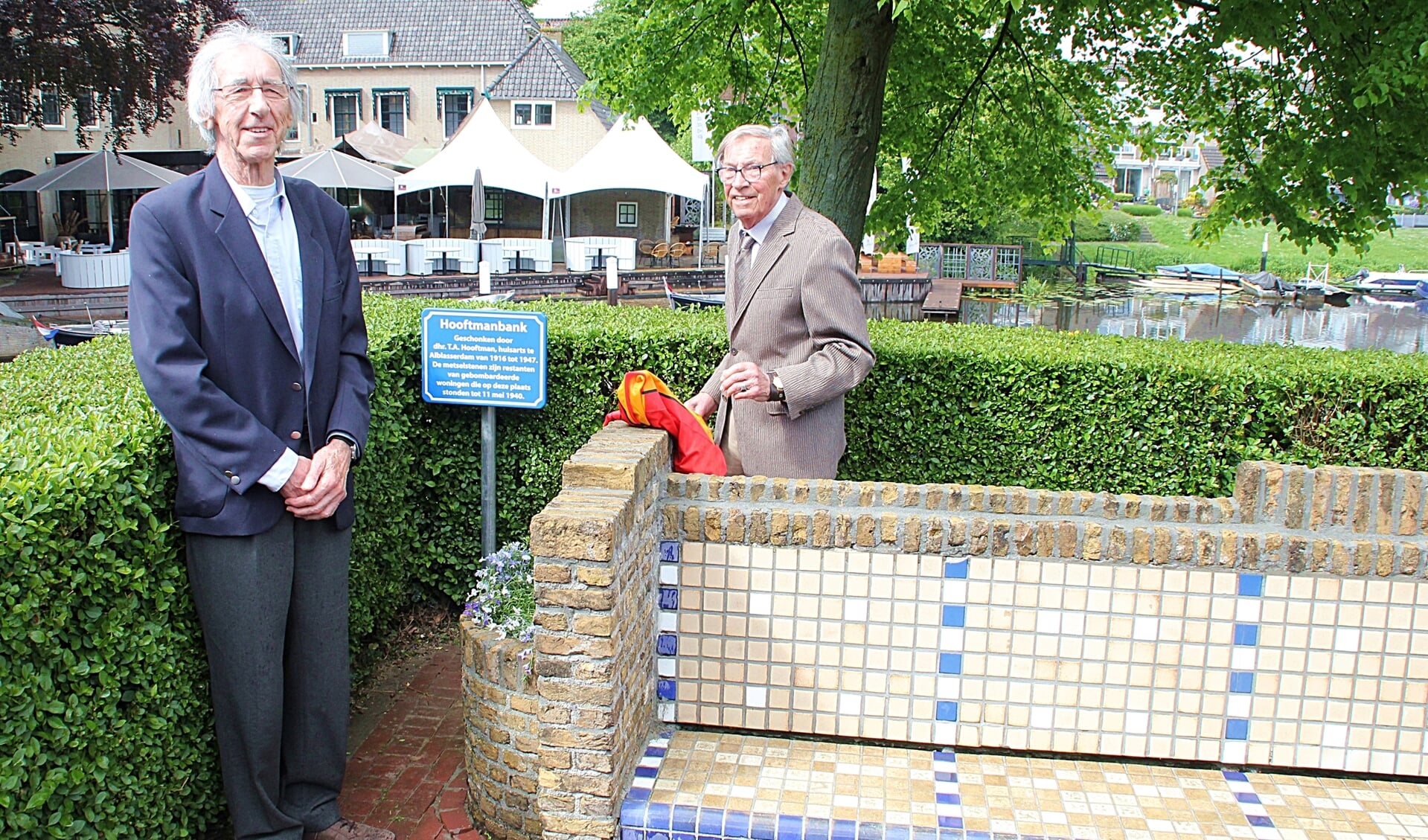 • Arie Ooms (links) en Arend de Jong bij het Hooftmanbankje.