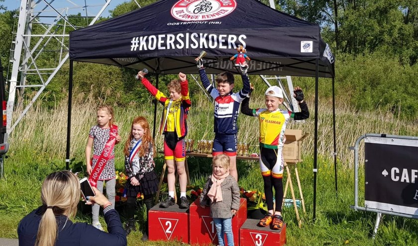 Niek Wolthuis viert zijn tweede plaats in de Biesbosch.