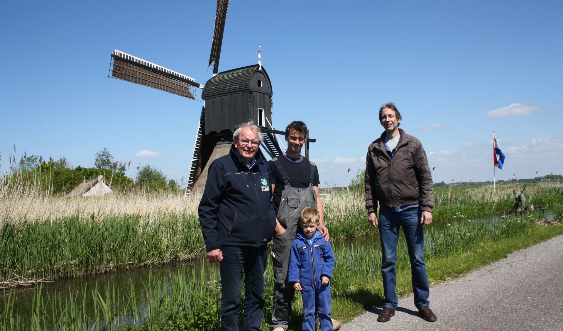 • Cees Spek en de beide molenaars  Jan den Ouden (met zoontje Niek) en Adriaan de Bruin (v.l.n.r.).