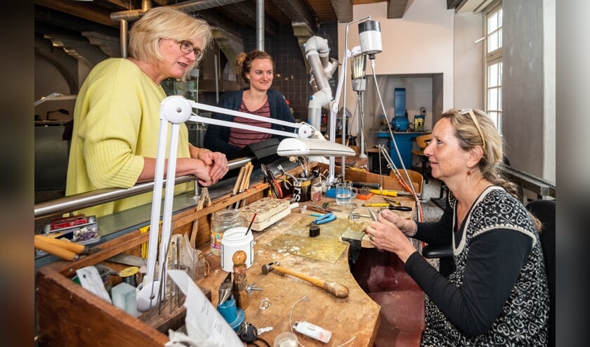 • Zilversmid Lien van der Meulen hoopt op meer collega's.