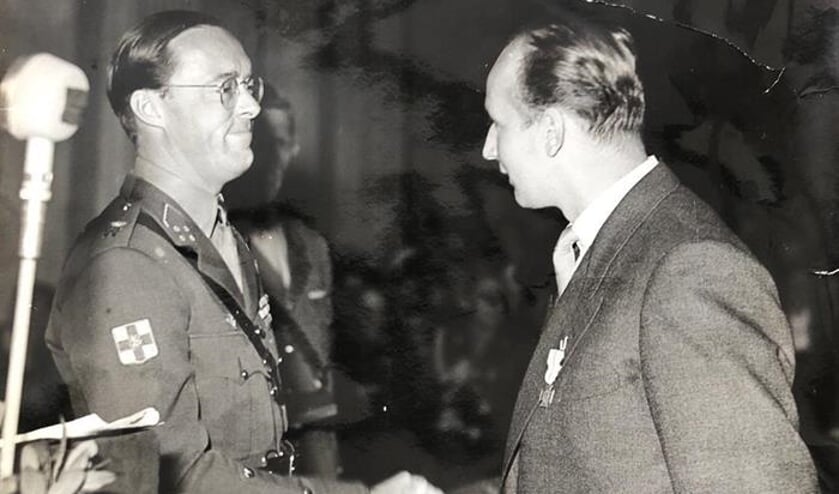 • De heer Sudhues kreeg het Bronzen Kruis uit handen van prins Bernhard.